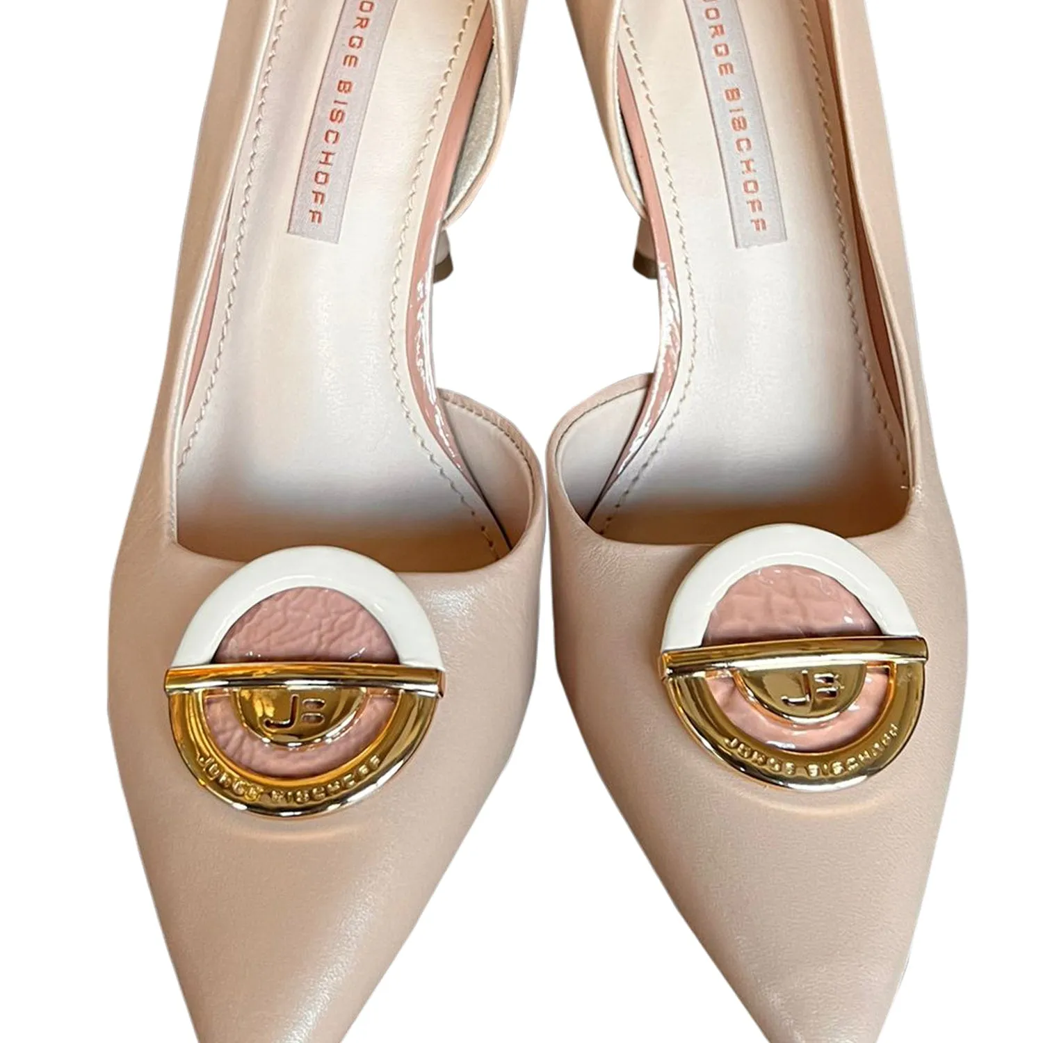 Nude Leather Pump with neckline and round gold/white buckle