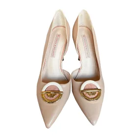 Nude Leather Pump with neckline and round gold/white buckle