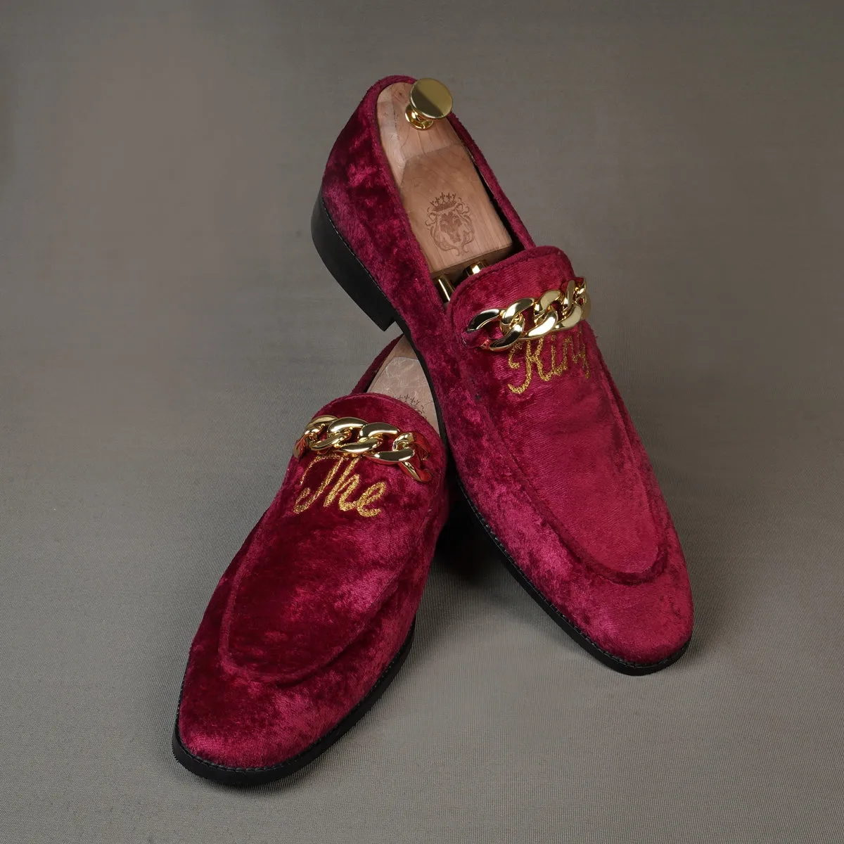 Royal Embroidered 'The King' Crafted Initial With Gold Chain Maroon Velvet Slip-On For Men Brune & Bareskin