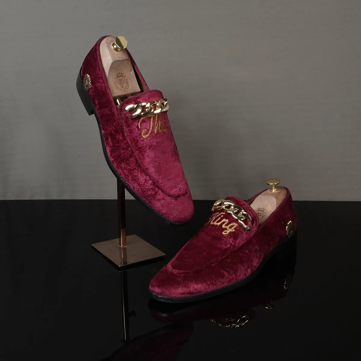 Royal Embroidered 'The King' Crafted Initial With Gold Chain Maroon Velvet Slip-On For Men Brune & Bareskin