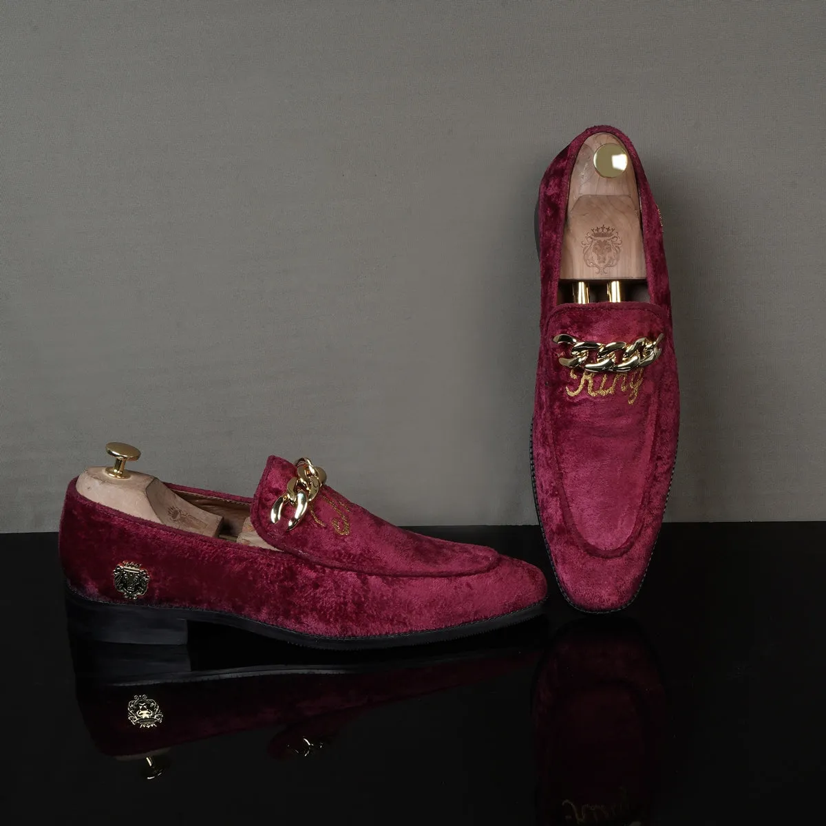 Royal Embroidered 'The King' Crafted Initial With Gold Chain Maroon Velvet Slip-On For Men Brune & Bareskin