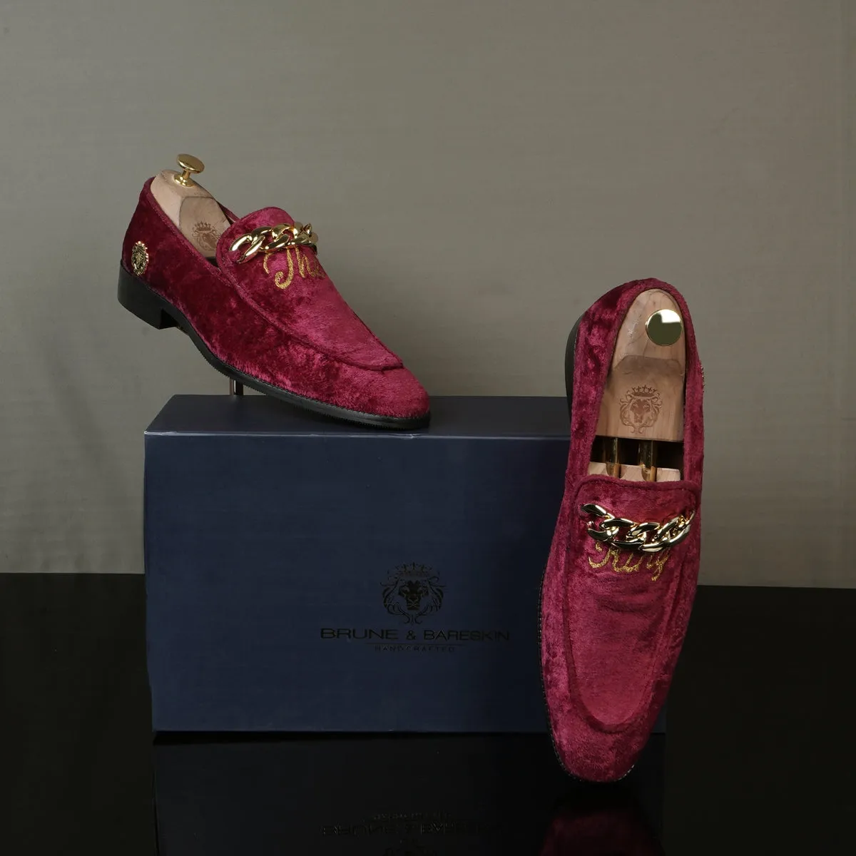 Royal Embroidered 'The King' Crafted Initial With Gold Chain Maroon Velvet Slip-On For Men Brune & Bareskin