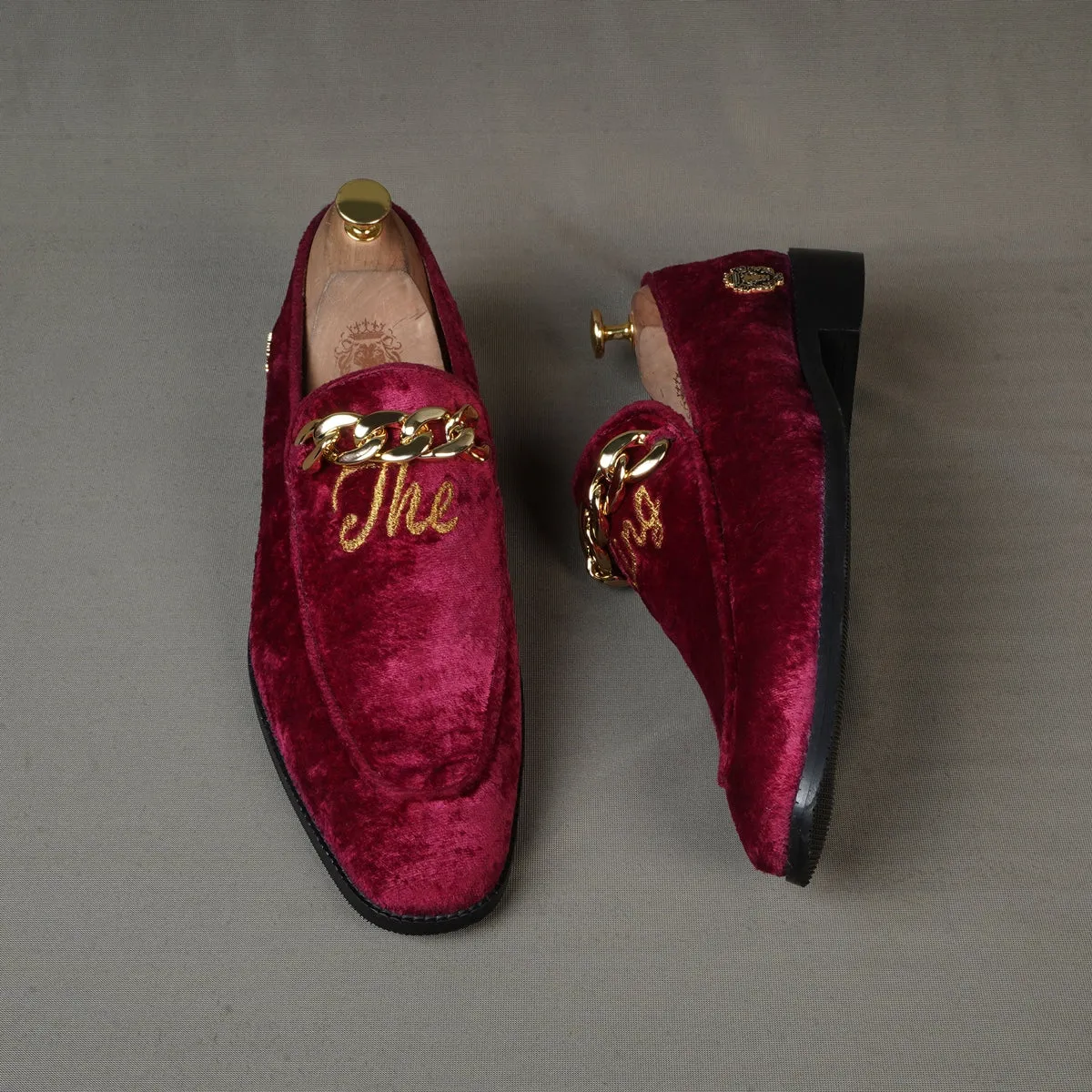 Royal Embroidered 'The King' Crafted Initial With Gold Chain Maroon Velvet Slip-On For Men Brune & Bareskin